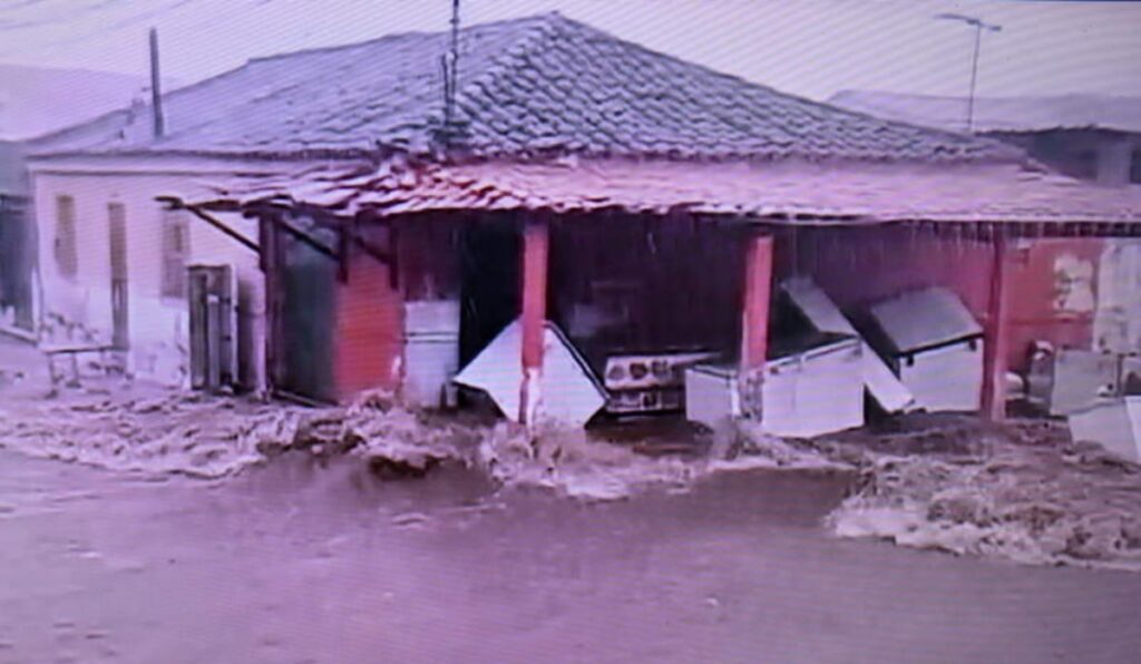 Homem-de-35-anos-fica-ferido-apos-residencia-desabar-durante-forte-chuva-2
