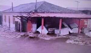 Homem-de-35-anos-fica-ferido-apos-residencia-desabar-durante-forte-chuva-2