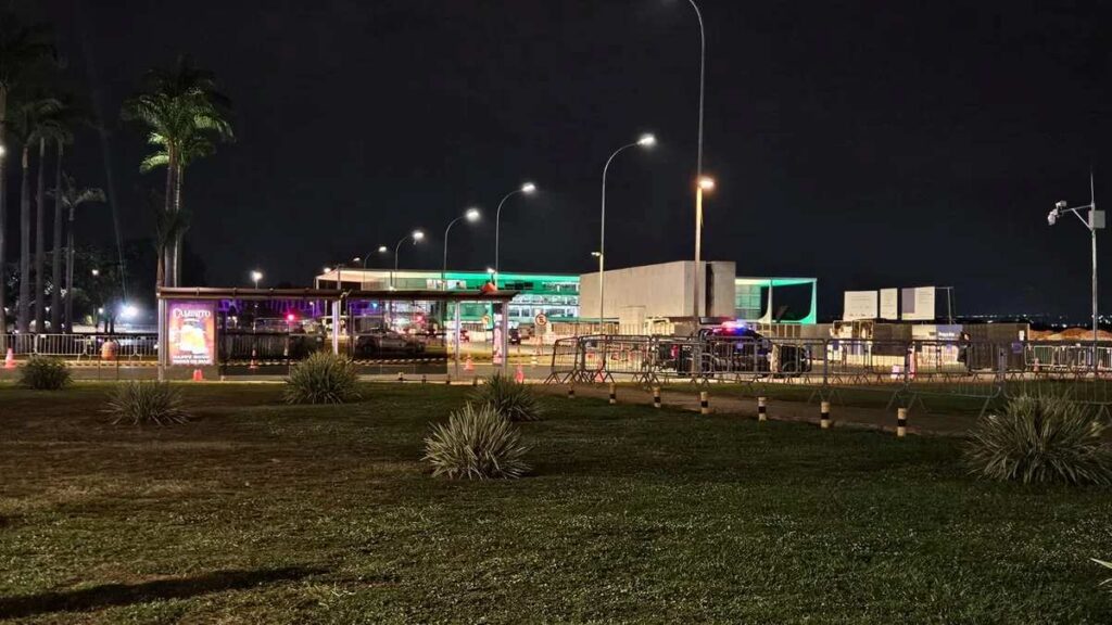 Homem-tenta-invadir-STF-e-deixa-mochila-em-parada-de-onibus-local-e-isolado-por-suspeita-de-bomba-Foto-Manoela-Alcantara-Metropoles