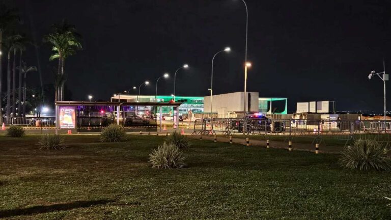 Homem-tenta-invadir-STF-e-deixa-mochila-em-parada-de-onibus-local-e-isolado-por-suspeita-de-bomba-Foto-Manoela-Alcantara-Metropoles