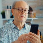 Homem-usando-celular-recebendo-ligacao-Foto-Reproducao