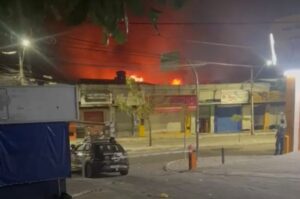 Incendio-de-grandes-proporcoes-atinge-lojas-em-Vitoria-da-Conquista-foto-reproducao-