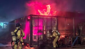 Incendio-destroi-mercadorias-em-conteiner-e-causa-prejuizo-de-ate-R-100-mil-em-Feira-de-Santana-Foto-Kaio-ViniciusAcorda-Cidade-2
