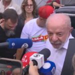 Lula-conversa-com-apoiadores-e-jornalistas-antes-de-votar-foto-TV-Globo-