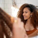 Mulher-cuidando-do-cabelo-Foto-Reproducao-Magnific-