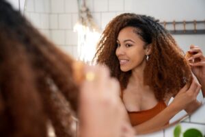 Mulher-cuidando-do-cabelo-Foto-Reproducao-Magnific-