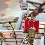 Padre-morre-apos-ser-atingido-por-cruz-durante-missa-no-Equador-Foto-Reproducao