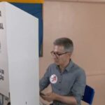 Romeu-Zema-na-cabine-de-votacao