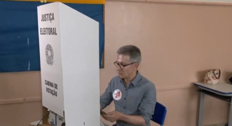 Romeu-Zema-na-cabine-de-votacao