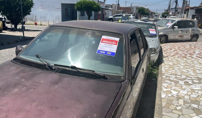 SMT-realiza-operacao-contra-veiculos-abandonados-em-diversos-bairros-de-Feira-de-Santana-foto-divulgacao-2