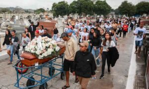 Sepultamento-de-pessoa-morta-durante-Operacao-Contencao-no-Rio-de-Janeiro-Foto-Joedson-Alves-Agencia-Brasil