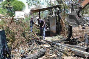 Sesp-elimina-focos-remanescentes-de-incendio-na-Feirinha-da-Estacao-Foto-Gabriel-Calazans-2-091026