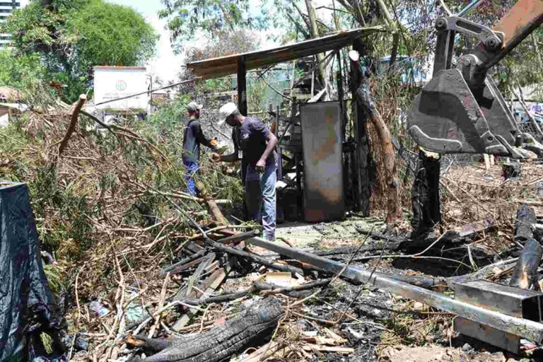 Sesp-elimina-focos-remanescentes-de-incendio-na-Feirinha-da-Estacao-Foto-Gabriel-Calazans-2-091026