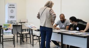 Votacao-mesarios-eleicoes-Foto-Reproducao-TRE-1