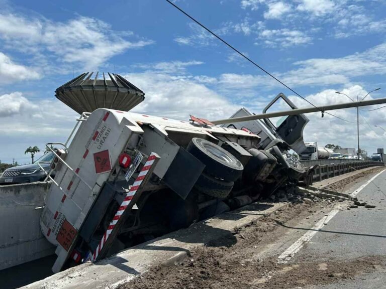 carreta-cai-no-vao-do-viaduto-do-Tomba
