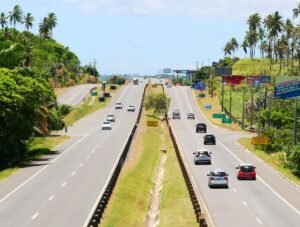 carros-transitos-BA-099-rodovia-administrada-pela-Litoral-Norte-CLN-Creditos-Divulgacao-CLN