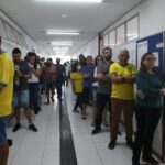 eleitores-na-fila-em-local-de-votacao