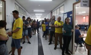 eleitores-na-fila-em-local-de-votacao
