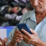 idoso-usando-celular-celulares-biometria-reconhecimento-facial