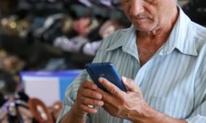 idoso-usando-celular-celulares-biometria-reconhecimento-facial