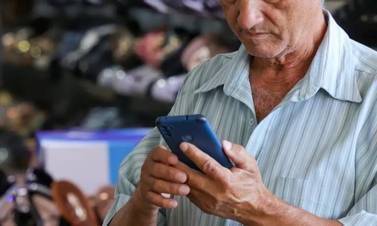 idoso-usando-celular-celulares-biometria-reconhecimento-facial