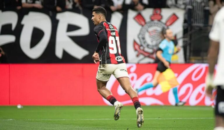 jogador-do-Vitoria-foto-Victor-Ferreira-EC-Vitoria