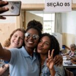manual-do-eleitor-jovens-garotas-em-frente-a-secao-de-votacao-fazendo-uma-foto-selfi-foto-gerada-com-Ia