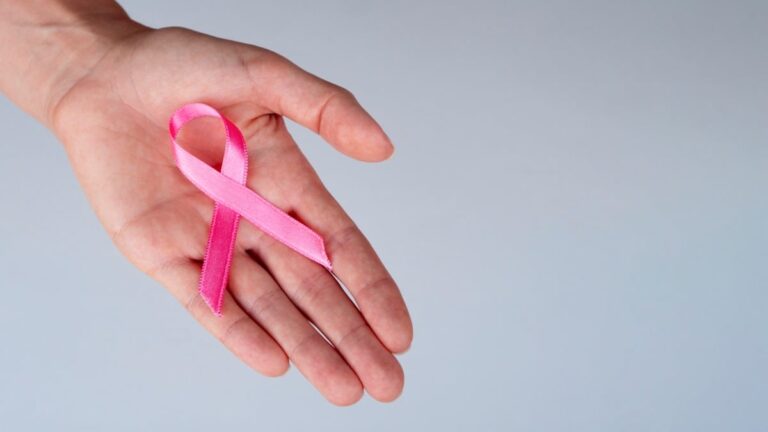 outubro-rosa-combate-cancer-de-mama-foto-ilustrativa-freepik
