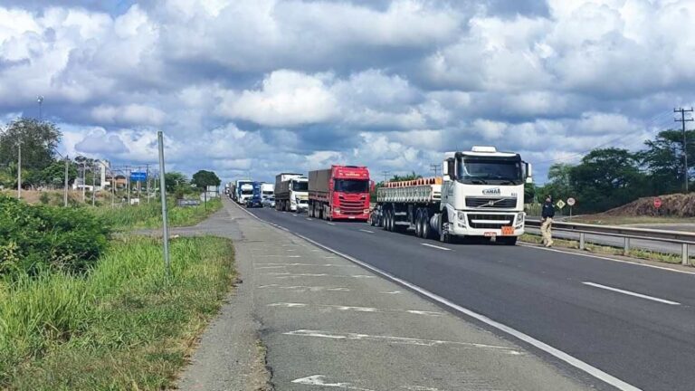 rodovia-estrada-BR-116-caminhao-foto-Ed-Santos-Acorda-Cidade-