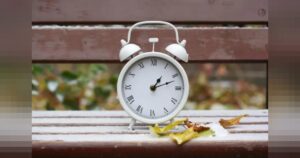 social-relogio-vintage-branco-em-um-banco_106434-4189-tempo-freepik-691389
